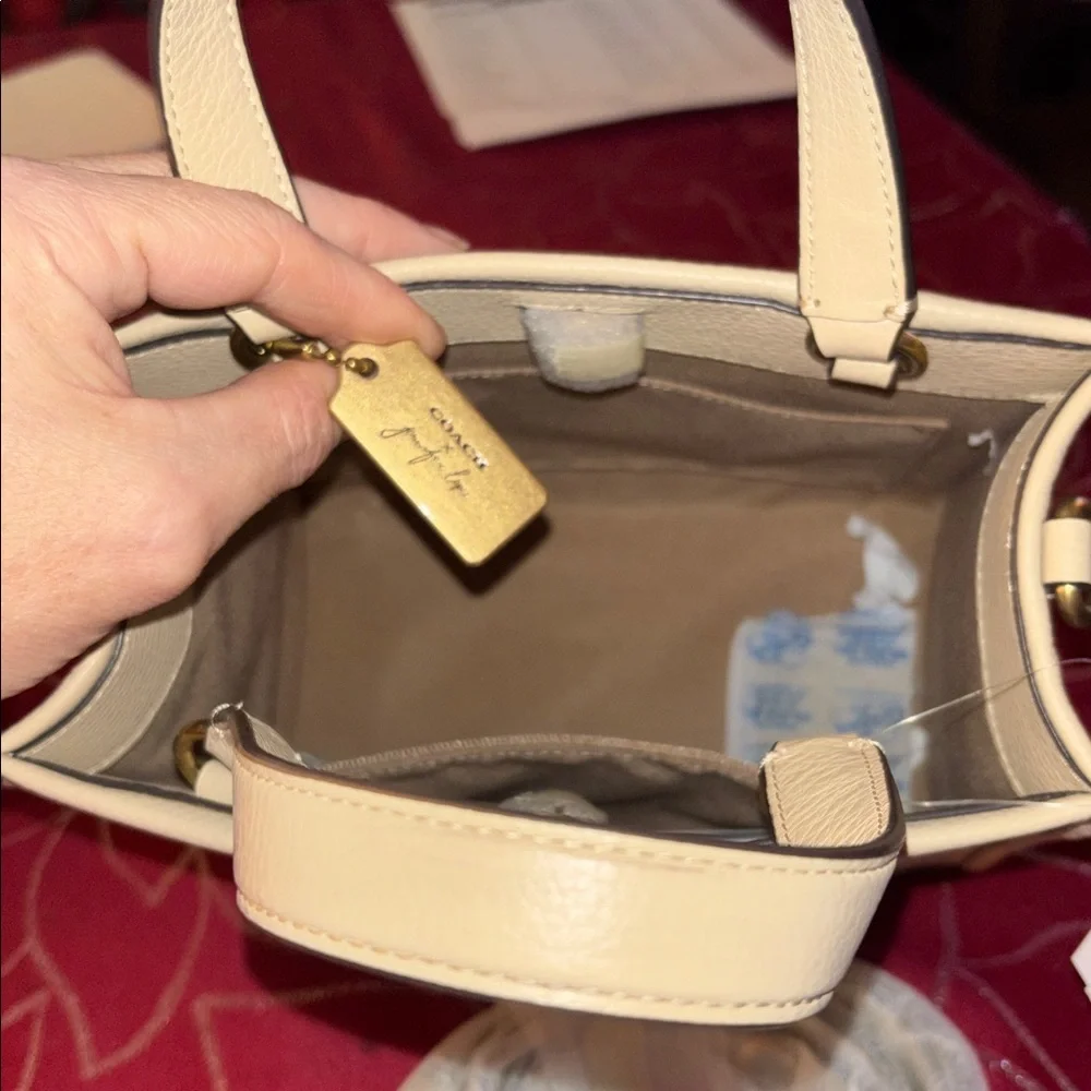 Coach 🆕 JLO Dempsey Tote 22 collectable  New York skyline Jennifer Lopez & Coach